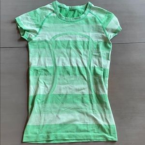 Lululemon t-shirt, in great condition
